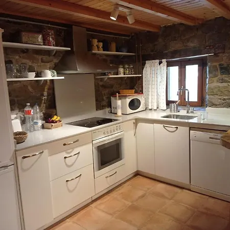 Amplia Y Comoda Casa De Piedra Con Porche Y Jardin