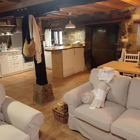 Amplia Y Comoda Casa De Piedra Con Porche Y Jardin *