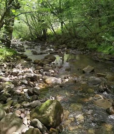 Amplia Y Comoda Casa De Piedra Con Porche Y Jardin