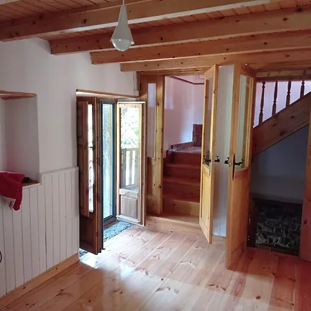 Amplia Y Comoda Casa De Piedra Con Porche Y Jardin