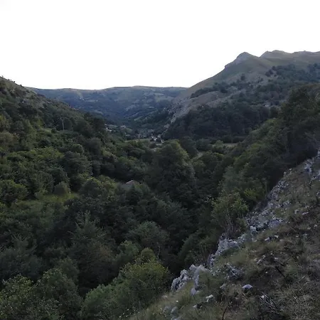 Amplia Y Comoda Casa De Piedra Con Porche Y Jardin