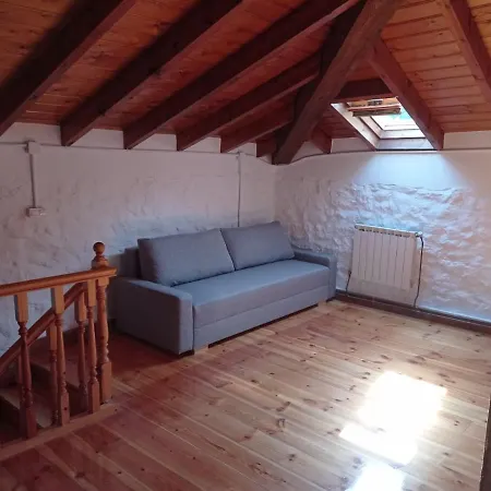 Amplia Y Comoda Casa De Piedra Con Porche Y Jardin *