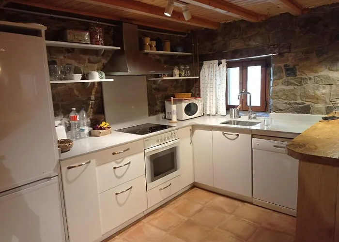 Amplia Y Comoda Casa De Piedra Con Porche Y Jardin