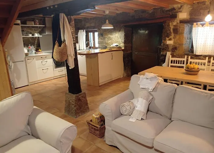 Amplia Y Comoda Casa De Piedra Con Porche Y Jardin *