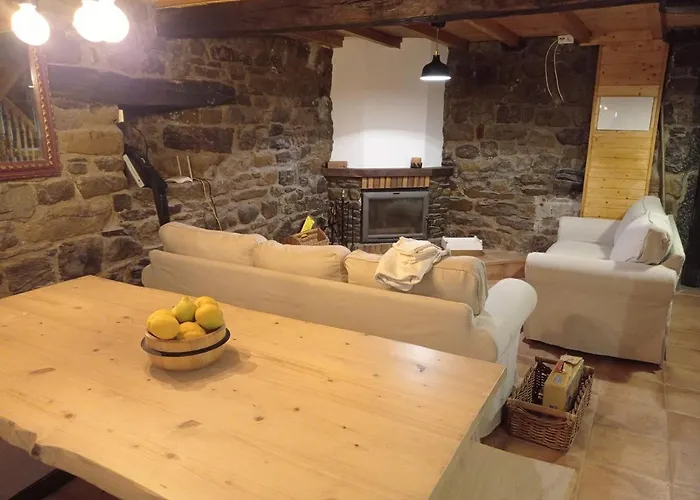 Amplia Y Comoda Casa De Piedra Con Porche Y Jardin Hébergement de vacances