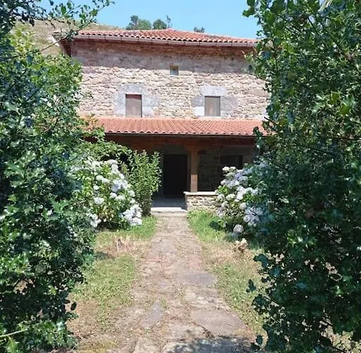 Hébergement de vacances Amplia Y Comoda Casa De Piedra Con Porche Y Jardin *