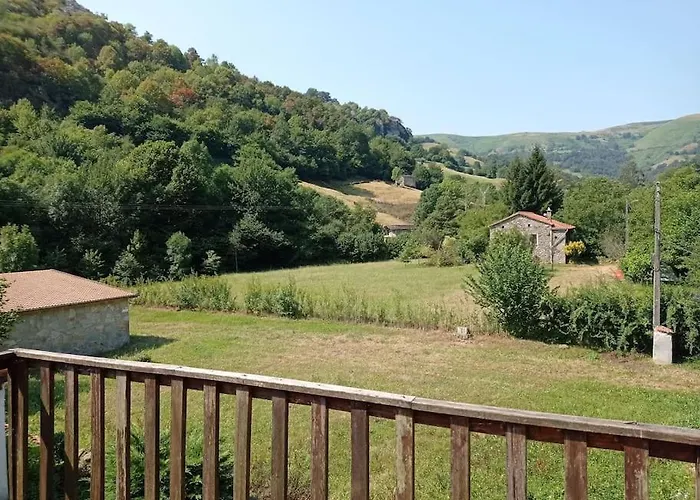 Hébergement de vacances Amplia Y Comoda Casa De Piedra Con Porche Y Jardin