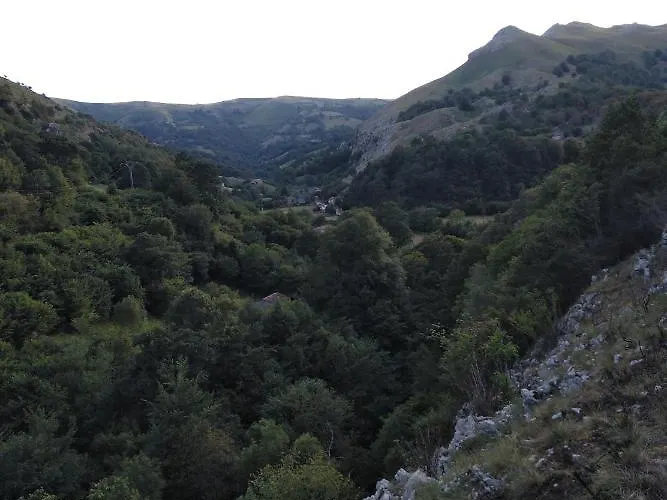 Amplia Y Comoda Casa De Piedra Con Porche Y Jardin