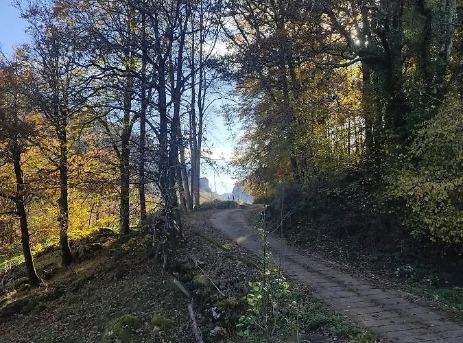 Hébergement de vacances Amplia Y Comoda Casa De Piedra Con Porche Y Jardin