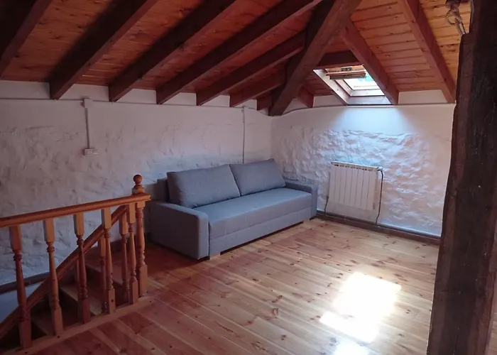 Amplia Y Comoda Casa De Piedra Con Porche Y Jardin *