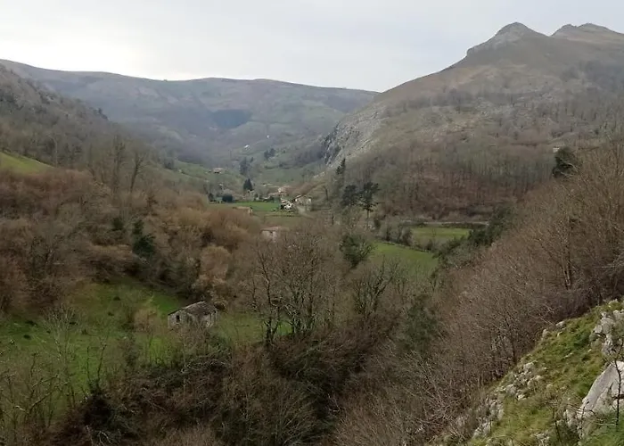 Amplia Y Comoda Casa De Piedra Con Porche Y Jardin